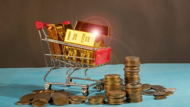 A shopping cart full of gold bars to represent central banks' massive gold purchases in 2022